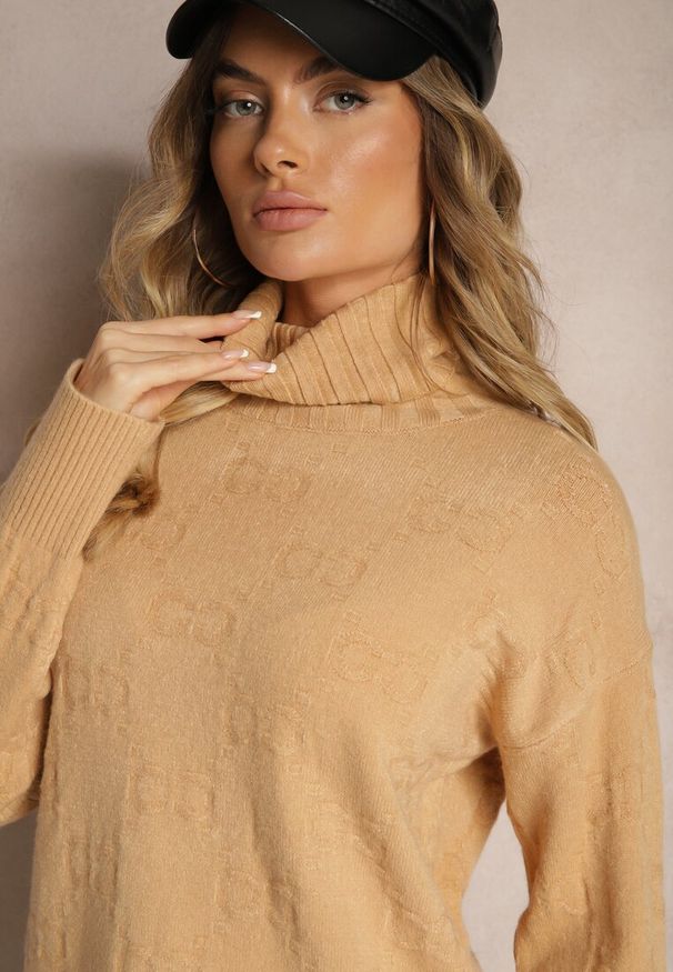 Renee - Ciemnobeżowy Golf o Klasycznym Kroju Savelle. Okazja: na co dzień. Typ kołnierza: golf. Kolor: beżowy. Materiał: jeans. Długość rękawa: długi rękaw. Długość: długie. Styl: klasyczny