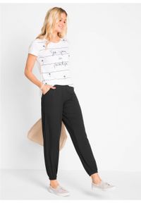 Spodnie shirtowe z wpuszczanymi kieszeniami Loose Fit bonprix czarny. Kolor: czarny. Materiał: wiskoza #5