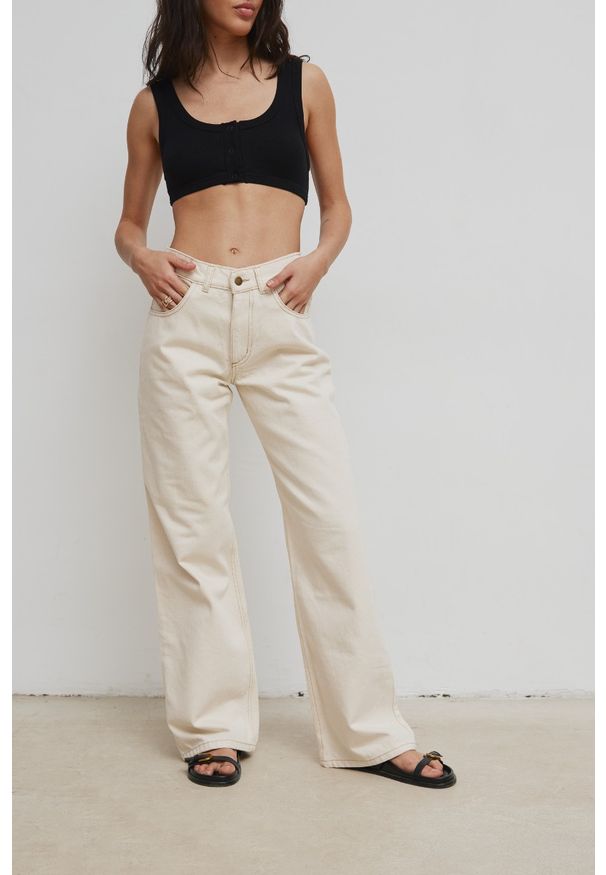 Marsala - Spodnie jeansowe z szerokimi nogawkami w kolorze LIGHT BEIGE - MANHATTAN. Okazja: na co dzień. Materiał: jeans. Wzór: haft, aplikacja. Styl: casual, elegancki