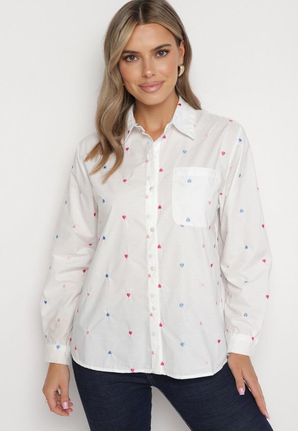 Born2be - Biała Koszula z Dodatkiem Bawełny Ozdobiona Kieszonką i Haftami Serc Meristia. Kolor: biały. Materiał: bawełna. Wzór: aplikacja, haft. Styl: elegancki