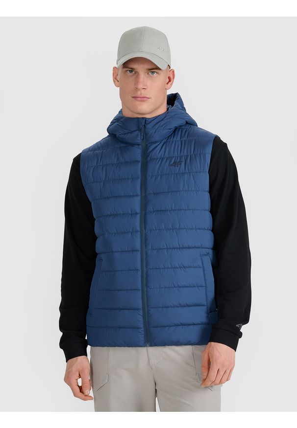 4f - 4F Bezrękawnik puchowy z wypełnieniem syntetycznym męski - granatowy M. Okazja: na co dzień. Typ kołnierza: kołnierzyk stójkowy, kaptur. Kolor: niebieski. Materiał: syntetyk, puch. Długość rękawa: bez rękawów. Długość: długie. Styl: casual, klasyczny, sportowy