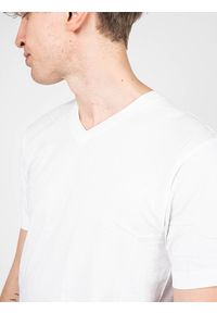 Pepe Jeans T-Shirt "2-Pack Aiden" | PM503655 | Mężczyzna | Biały. Okazja: na co dzień. Typ kołnierza: dekolt w kształcie V. Kolor: biały. Materiał: bawełna. Wzór: aplikacja. Styl: casual #3