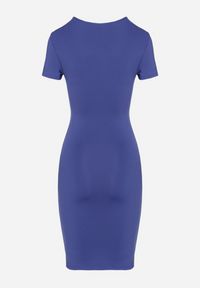 Born2be - Granatowa Sukienka Dopasowana z Marszczeniem i Wycięciem Laciann. Kolor: niebieski. Wzór: aplikacja. Styl: elegancki #4