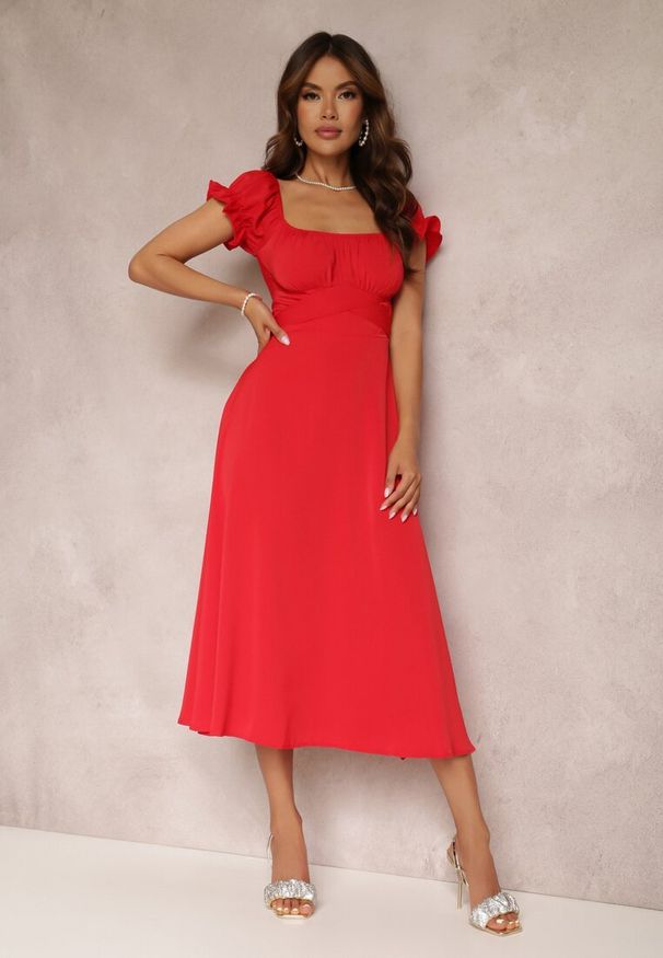 Renee - Czerwona Sukienka Perolis. Kolor: czerwony. Materiał: tkanina. Długość rękawa: krótki rękaw. Wzór: jednolity, gładki. Styl: wizytowy. Długość: midi