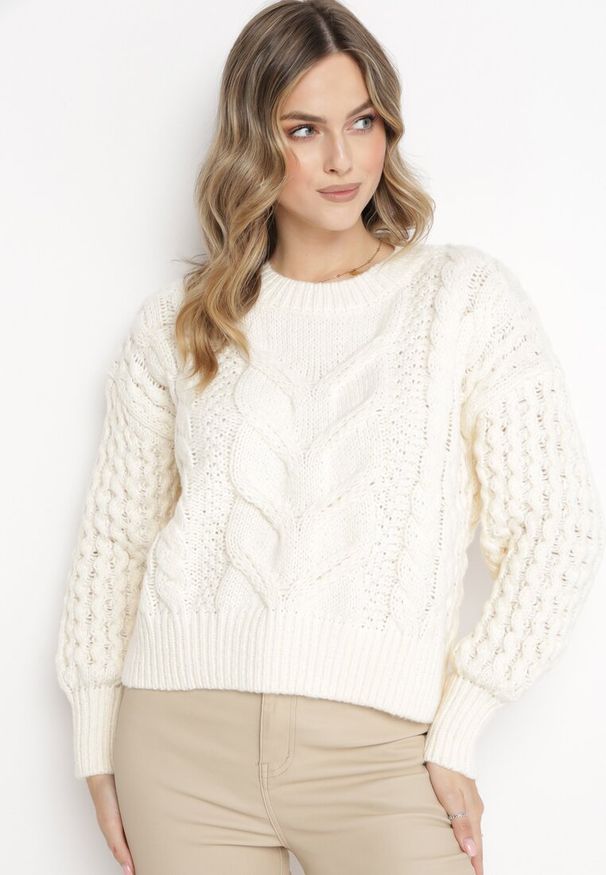 Born2be - Jasnobeżowy Sweter z Bawełną i Wełną z Warkoczykowym Splotem Venqille. Kolor: beżowy. Materiał: wełna, bawełna. Wzór: ze splotem