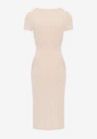 Born2be - Beżowa Dopasowana Sukienka z Marszczeniem i Dłuższym Tyłem Lilate. Okazja: na co dzień. Kolor: beżowy. Materiał: wiskoza. Długość rękawa: krótki rękaw. Typ sukienki: asymetryczne. Styl: casual, elegancki #4