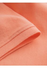 Ombre Clothing - Męska koszulka polo jednokolorowa BASIC z dzianiny pique - brzoskwiniowa V19 - Rozmiar: S. Okazja: na co dzień. Typ kołnierza: polo. Kolor: pomarańczowy. Materiał: dzianina. Wzór: haft, aplikacja, jednolity. Styl: sportowy, wizytowy, casual #10