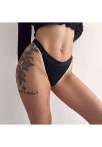 Intica - Stringi damskie w kształcie litery V do dopasowanych ubrań Dagnija. Kolor: czarny. Materiał: materiał #2