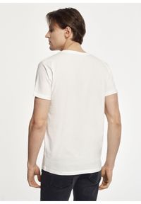 Ochnik - Kremowy T-shirt męski Top Gun. Kolor: biały. Materiał: bawełna. Długość rękawa: krótki rękaw. Długość: krótkie. Wzór: nadruk