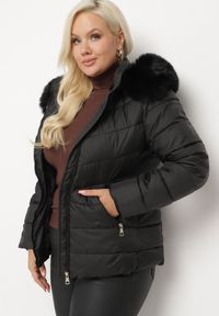 Born2be - Czarna Pikowana Kurtka z Odpinanym Kapturem z Futerkiem Savessia. Okazja: na spacer. Kolekcja: plus size. Kolor: czarny. Materiał: futro. Wzór: aplikacja. Styl: elegancki