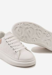 Born2be - Biało-Różowe Sneakersy z Ozdobnym Zapiętkiem i Platformą Britma. Nosek buta: okrągły. Zapięcie: sznurówki. Kolor: biały. Materiał: materiał. Obcas: na platformie. Wysokość obcasa: niski #4