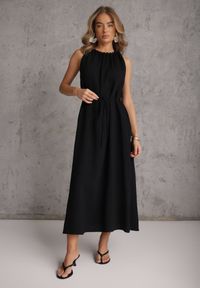 Renee - Czarna Sukienka Bez Rękawów z Wiskozy z Ozdobnym Dekoltem i Wiązaniem w Talii Azeira. Okazja: na co dzień. Kolekcja: plus size. Kolor: czarny. Materiał: wiskoza. Długość rękawa: bez rękawów. Typ sukienki: dla puszystych. Styl: casual #6