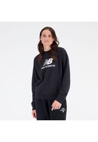 Bluza damska New Balance WT31532BK – czarna. Okazja: na co dzień. Typ kołnierza: bez kaptura. Kolor: czarny. Materiał: dresówka, bawełna, poliester, materiał, prążkowany. Wzór: napisy. Styl: klasyczny, casual