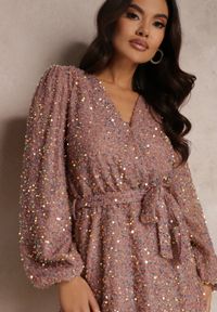 Renee - Różowa Sukienka Cekinowa z Kopertowym Dekoltem Voodek. Typ kołnierza: dekolt kopertowy. Kolor: różowy. Materiał: jeans. Typ sukienki: kopertowe. Styl: elegancki