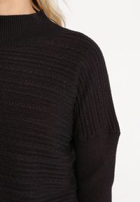 Born2be - Czarny Sweter z Wełną o Asymetrycznym Fasonie z Tłoczeniem Sarositte. Kolor: czarny. Materiał: wełna