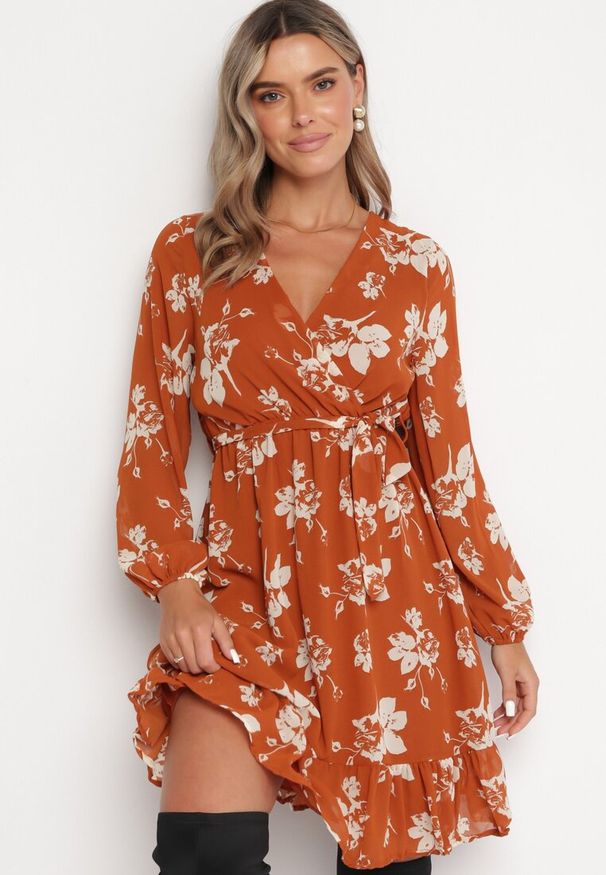 Born2be - Jasnobrązowa Sukienka Mini z Falbanką i Gumką w Pasie Lisanor. Kolor: brązowy. Materiał: materiał. Wzór: aplikacja. Długość: mini