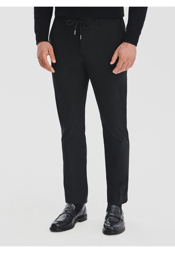 Pako Lorente - PAKO LORENTE – Czarne spodnie męskie. Kolor: czarny. Materiał: elastan, nylon. Wzór: gładki. Sezon: zima, jesień. Styl: klasyczny