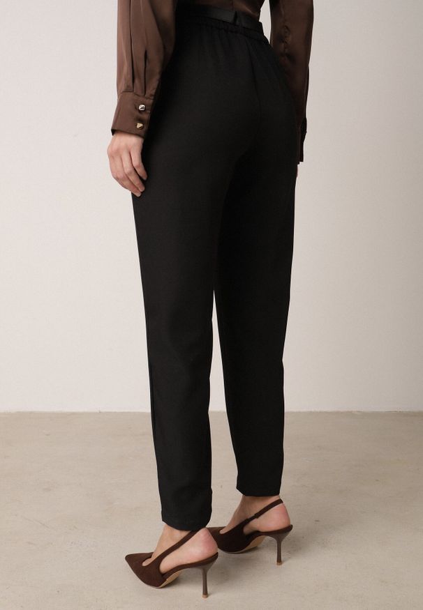 Born2be - Czarne Spodnie Typu Cygaretki z Wysokim Stanem Paskiem i Klamrą Półksiężycem Vikirae. Okazja: na spotkanie biznesowe, do pracy. Stan: podwyższony. Kolor: czarny. Styl: biznesowy, elegancki, klasyczny