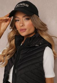 Renee - Czarna Kamizelka Nylonowa z Kapturem Marashe. Typ kołnierza: kaptur. Kolor: czarny. Materiał: nylon. Wzór: aplikacja
