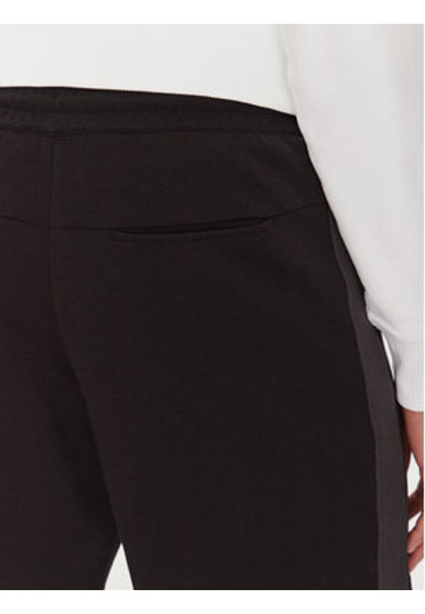 Calvin Klein Jeans Szorty sportowe J30J327246 Czarny Relaxed Fit. Kolor: czarny. Materiał: bawełna. Styl: sportowy