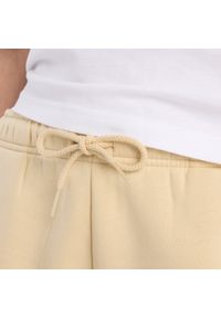 Spodenki damskie New Balance WB61Y80AABC – żółte. Kolor: żółty. Materiał: dzianina, bawełna, poliester. Długość: krótkie. Wzór: napisy #5