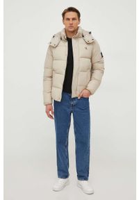 Calvin Klein Jeans kurtka męska kolor beżowy zimowa. Kolor: beżowy. Materiał: włókno, materiał. Wzór: nadruk. Sezon: zima #8