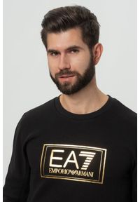 EA7 Emporio Armani - EA7 Czarna męska bluza z dużym złotym logo, Rozmiar S. Kolor: czarny. Materiał: guma. Wzór: gładki