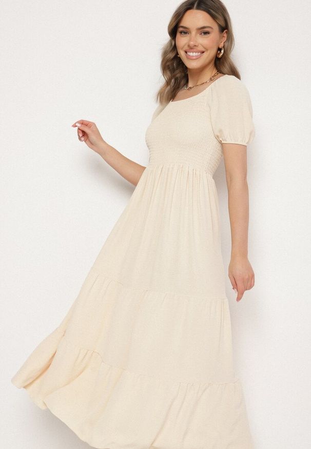 Born2be - Jasnobeżowa Rozkloszowana Sukienka z Dekoltem Typu Hiszpanka z Marszczeniem Lumorice. Okazja: na co dzień. Typ kołnierza: dekolt hiszpanka. Kolor: beżowy. Styl: casual, elegancki