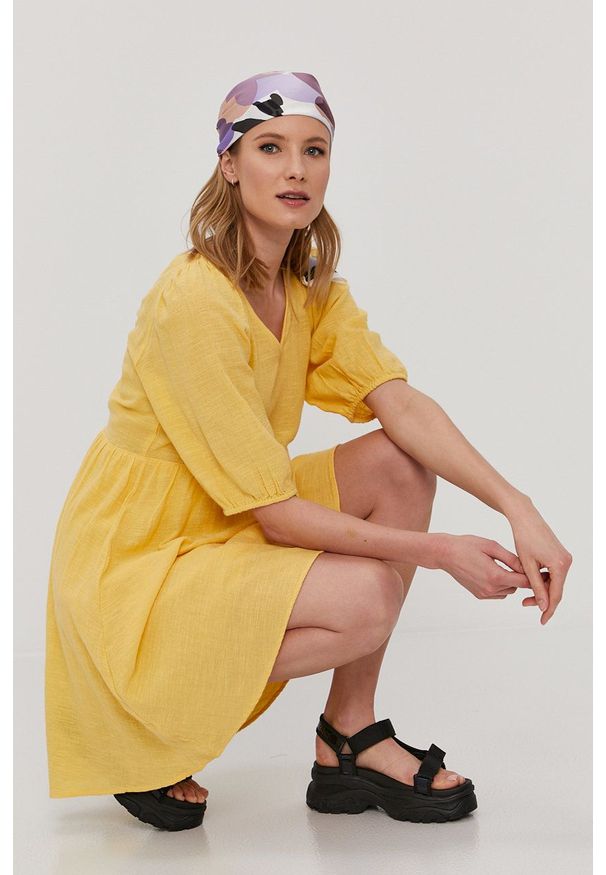 Vero Moda Sukienka kolor żółty mini rozkloszowana. Kolor: żółty. Materiał: tkanina. Długość rękawa: krótki rękaw. Wzór: gładki. Typ sukienki: rozkloszowane. Długość: mini
