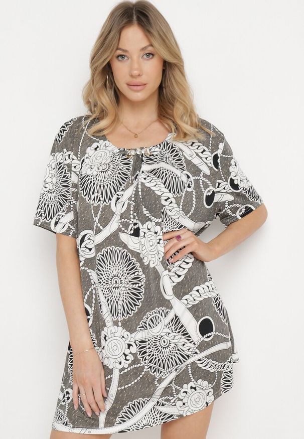 Born2be - Szara Elastyczna Bluzka z Krótkim Rękawem z Oryginalnym Nadrukiem i Klamrą Dordria. Okazja: na co dzień. Kolor: szary. Materiał: materiał. Długość rękawa: krótki rękaw. Długość: krótkie. Wzór: nadruk. Styl: casual