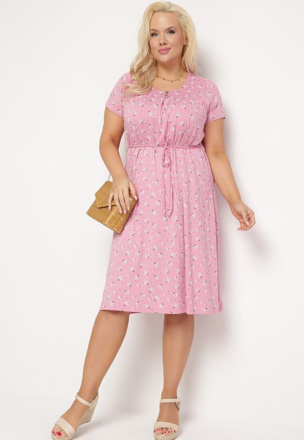 Born2be - Różowa Sukienka Pudełkowa Midi z Dekoltem z Guzikami Grilacuna. Okazja: na co dzień. Kolor: różowy. Wzór: kwiaty, aplikacja. Sezon: lato. Styl: casual. Długość: midi