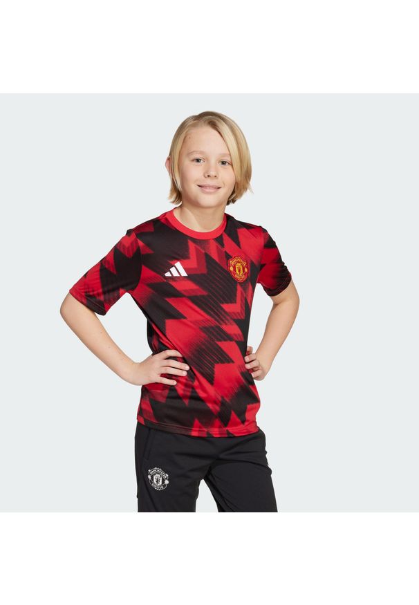 Adidas - Koszulka przedmeczowa dla dzieci Manchester United 25/26. Kolor: czerwony. Sport: piłka nożna