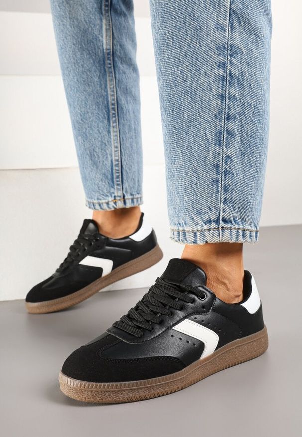 Renee - Czarne Sneakersy z Perforacją w Stylu Tenisówek Olirielis. Okazja: na co dzień. Kolor: czarny. Materiał: kauczuk, jeans