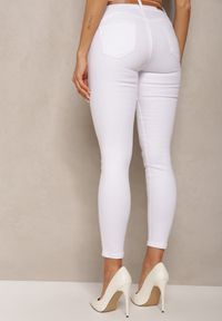 Renee - Białe Spodnie Skinny z Bawełny z Dodatkowym Paskiem z Ekoskóry Natsulle. Okazja: na co dzień. Stan: podwyższony. Kolor: biały. Materiał: bawełna. Długość: długie. Styl: elegancki, casual #3