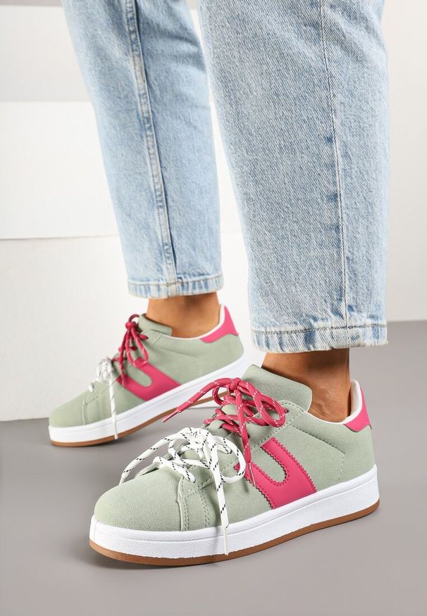 Renee - Zielono-Fuksjowe Sneakersy Ozdobione Geometrycznym Motywem Telindrela. Okazja: na co dzień. Kolor: zielony. Materiał: jeans. Wzór: geometria, aplikacja