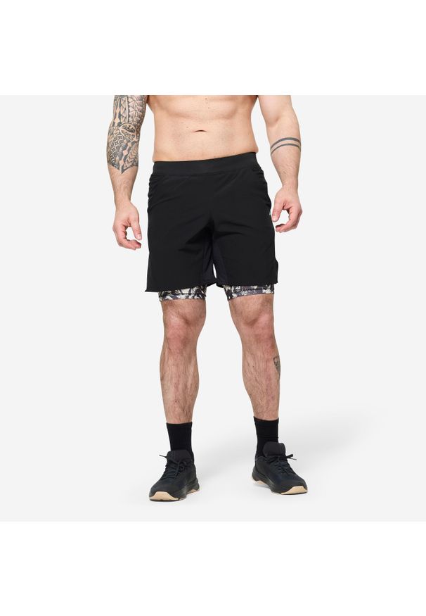 DOMYOS - Spodenki fitness cardio męskie Domyos 2 w 1. Kolor: czarny, biały, wielokolorowy. Materiał: elastan, poliester, materiał. Długość: krótkie. Sport: fitness