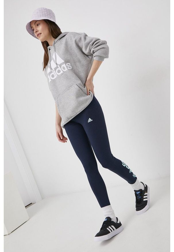 Adidas - adidas Bluza HD1748 damska kolor szary z kapturem z nadrukiem. Typ kołnierza: kaptur. Kolor: szary. Materiał: materiał, bawełna. Długość rękawa: długi rękaw. Długość: długie. Wzór: nadruk