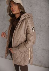 Renee - Brązowa Przejściowa Kurtka z Kapturem Pikowanymi Przeszyciami i Suwakami Kave. Okazja: na spacer. Typ kołnierza: kaptur. Kolor: brązowy. Materiał: poliester, jeans #1