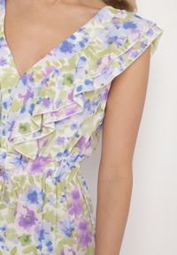 Born2be - Fioletowa Zwiewna Sukienka z Falbankami i Kwiatowym Wzorem Zenivia. Typ kołnierza: kołnierz z falbankami. Kolor: fioletowy. Materiał: tkanina. Wzór: kwiaty. Sezon: lato #5