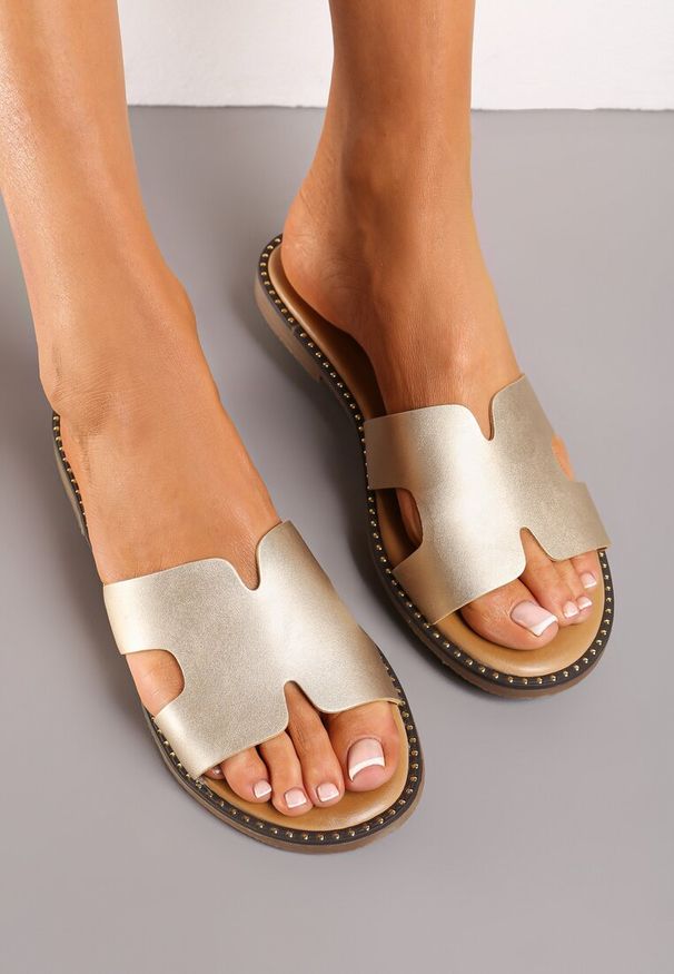 Born2be - Złote Klapki z Szerokim Paskiem z Wycięciami i Małymi Nitami Halvarisse. Kolor: złoty. Sezon: lato