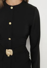 Born2be - Czarna Elegancka Sukienka z Ozdobnymi Guzikami i Paskiem z Klamrą Esmilea. Okazja: na co dzień, na spotkanie biznesowe, do pracy. Kolor: czarny. Długość rękawa: długi rękaw. Typ sukienki: proste. Styl: elegancki #3