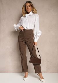 Renee - Biała Koszula z Elegancką Kokardą i Falbanami Zaliressa. Okazja: na spotkanie biznesowe. Typ kołnierza: kokarda. Kolor: biały. Długość rękawa: długi rękaw. Długość: długie. Wzór: aplikacja. Styl: elegancki