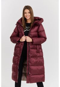 Hetrego - HETREGO Bordowy damski puchowy płaszcz Karen Woman Quilted Coat, Rozmiar 42 EU - 46 IT. Kolor: czerwony. Materiał: puch. Długość rękawa: długi rękaw. Długość: do kolan. Sezon: zima. Styl: elegancki, klasyczny