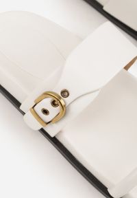 Born2be - Białe Klapki z Dwoma Paskami i Metaliczną Klamrą Doriax. Okazja: na spacer, na co dzień. Kolor: biały. Styl: casual, klasyczny #2