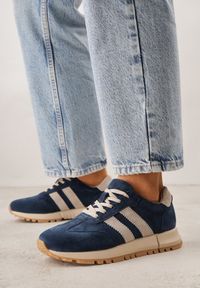 Renee - Granatowo-Beżowe Sneakersy ze Skóry Naturalnej z Paskami Kiarre. Okazja: na co dzień. Zapięcie: pasek. Kolor: niebieski. Materiał: skóra #1