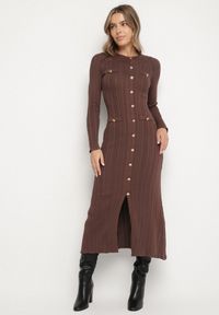 Born2be - Brązowa Sweterkowa Sukienka z Wiskozą Ozdobiona Metalicznymi Guzikami Eldatila. Okazja: na co dzień, na spacer. Kolor: brązowy. Materiał: wiskoza. Wzór: aplikacja. Typ sukienki: proste. Styl: klasyczny, casual #1