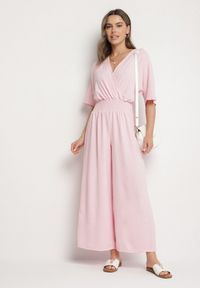 Born2be - Jasnoróżowy Kopertowy Kombinezon z Gumką w Talii i Szerokimi Nogawkami Vimashea. Okazja: na co dzień. Kolor: różowy. Styl: elegancki, casual