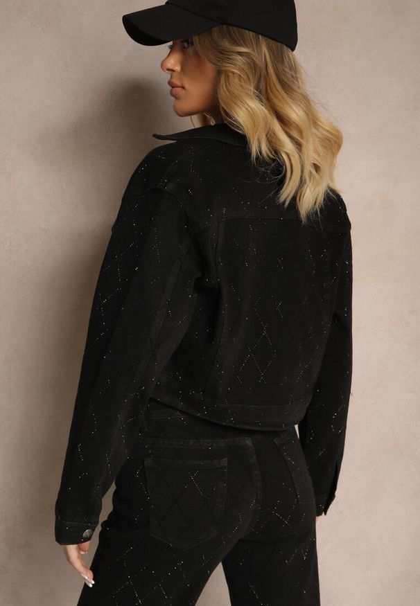 Renee - Czarna Jeansowa Kurtka z Bawełną i Cyrkoniami Zallisna. Okazja: na co dzień, na spacer. Kolor: czarny. Materiał: jeans, bawełna. Wzór: aplikacja. Styl: casual