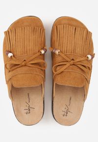 Born2be - Jasnobrązowe Płaskie Klapki Mule Zdobione Frędzlami i Kokardką z Koralikami Petlame. Okazja: na co dzień. Kolor: brązowy. Materiał: jeans, len. Wzór: aplikacja. Sezon: lato. Styl: boho, casual, elegancki #8