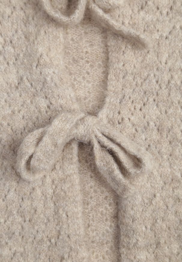 Born2be - Beżowy Ażurowy Kardigan Nietoperzowy z Domieszką Wełny i Potrójnym Wiązaniem Salassa. Okazja: do pracy, na co dzień. Kolor: beżowy. Materiał: wełna. Wzór: ażurowy. Styl: casual